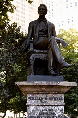 William Henry Seward Anıtı, New York şehir merkezindeki Flatiron Binası yakınlarındaki bir parkta.