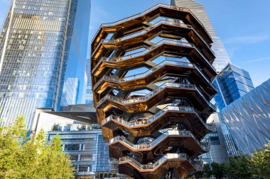 New York şehir merkezindeki Vessel manzarası, ABD. Çevresinde gökdelenler ve ziyaretçiler olan yapılar ve ziyaretçiler.