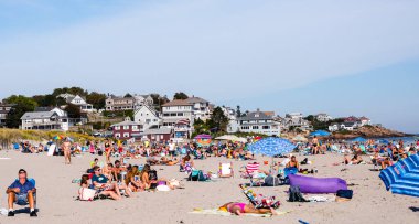 LAS VEGAS, ABD - EPTEMBER, 2021: dinlenen bir çok insan ve konut binaları ile plaj