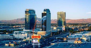 LAS VEGAS, ABD - Eylül 2021: Şehir manzarası. Birden fazla bina, inşaat işleri, bir sürü araba, yeşillik, arka planda tepeler.