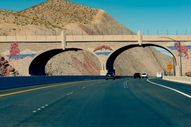 NEVADA, ABD - SEPTEMBER, 2019: Kırmızı Kaya Kanyonu 'ndaki yolda arabalar, arka planda kayalıklar, köprü