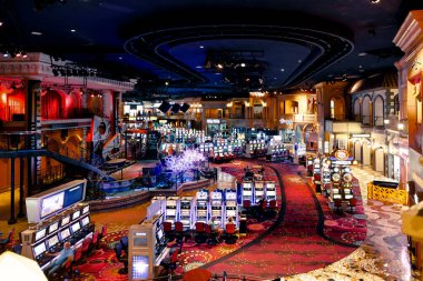 LAS VEGAS, ABD - SEPTEMBER, 2019: Bir kumarhanenin içini görmek, bir sürü slot makinesi