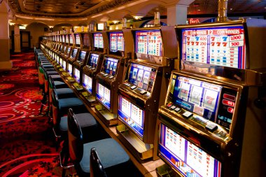 LAS VEGAS, ABD - SEPTEMBER, 2019: Bir kumarhanenin içini görmek, bir sürü slot makinesi