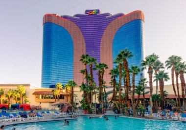 LAS VEGAS, ABD - SEPTEMBER, 2019: Şehir merkezindeki Rio Otel manzarası, önünde palmiyeler olan havuz