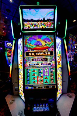 LAS VEGAS, ABD - SEPTEMBER, 2019: Bir kumarhanenin içi, kumar makinesi