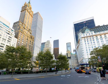 NEW YORK, ABD - Eylül 2019: şehir merkezi Streescape. Arabalı yollar, yeşillikler, gökdelenler