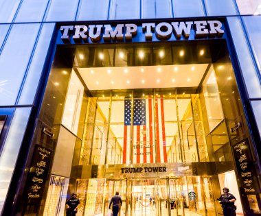 NEW YORK, ABD - Eylül 2019: şehir merkezi Streescape. Trump kule girişi, gökdelen