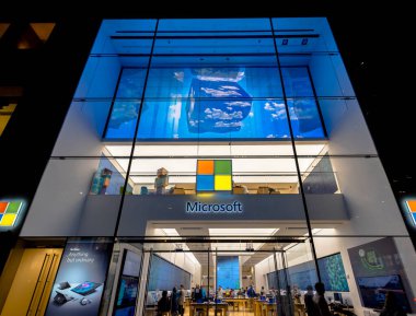 NEW YORK, ABD - EPTEMBER, 2019: gece şehir merkezi Streescape. Microsoft mağazasının girişi, gece lambaları