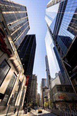 New York, ABD - Eylül, 2019: şehir merkezi manzarası. Gökdelenler, aşağıdan manzara, insanlarla cadde