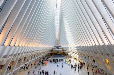 NEW YORK, ABD - SEPTEMBER, 2019: Dünya Ticaret Merkezi iç mekanının görüntüsü, bir sürü insan, fütürist tasarım