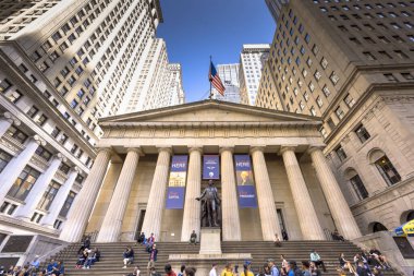 NEW YORK, ABD - EPTEMBER, 2019: şehir merkezindeki Federal Hall giriş ve cephe görüntüsü. Halk ve Washington heykeli önünde.