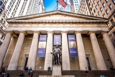 NEW YORK, ABD - EPTEMBER, 2019: şehir merkezindeki Federal Hall giriş ve cephe görüntüsü. Halk ve Washington heykeli önünde.