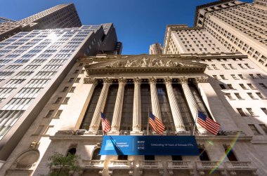 NEW YORK, ABD - EPTEMBER, 2019: New York Borsa binası şehir merkezinde. Önündeki insanlar, eski klasik tarzda yapılmış bir ön cephe.