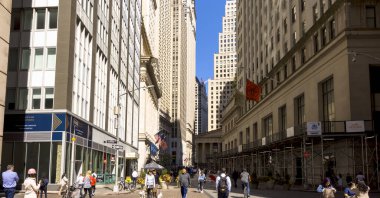 NEW YORK, ABD - Eylül 2019: Şehir merkezindeki Wall Street 'te Streetsape. Çok sayıda yürüyen insan, eski usul binalar.