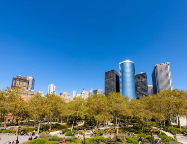 NEW YORK, ABD - Eylül 2019: Battery Park şehir merkezinden şehir manzarası. Yeşillik, yürüyen insanlar, gökdelenler