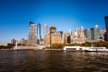 NEW YORK, ABD - SEPTEMBER, 2019: feribottan Manhattan ve Battery Park manzarası. Yeşillik, gökdelenler, feribot