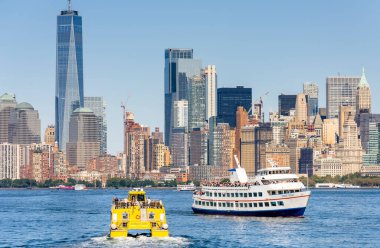 NEW YORK, ABD - Eylül 2019: feribottan Manhattan şehri manzarası. Gökdelenler, yüzen feribot, su