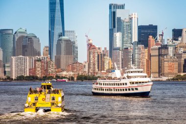 NEW YORK, ABD - Eylül 2019: feribottan Manhattan şehri manzarası. Gökdelenler, yüzen feribot, su