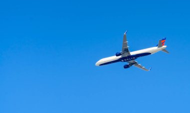 New York, ABD - Eylül, 2019: Uçan uçak. Mavi, temiz gökyüzü arka planda