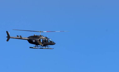 New York, ABD - Eylül, 2019: Uçan helikopter. Mavi, temiz gökyüzü arka planda