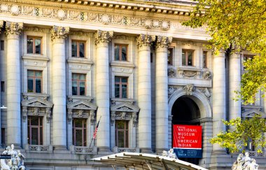 NEW YORK, ABD - EPTEMBER, 2019: National Museum of the American Indian şehir merkezinde, yeşillik