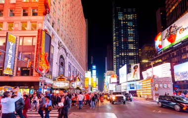NEW YORK, ABD - EPTEMBER, 2019: gece Times Meydanı görüntüsü. Bir sürü aydınlanma, gökdelenler hakkında reklam, bir sürü insan.