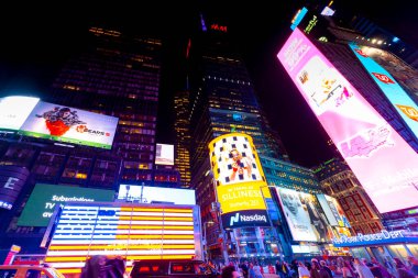 NEW YORK, ABD - EPTEMBER, 2019: gece Times Meydanı görüntüsü. Bir sürü aydınlanma, gökdelenler hakkında reklam, bir sürü insan.