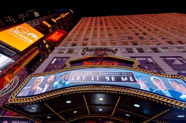 NEW YORK, ABD - EPTEMBER, 2019: gece Times Meydanı görüntüsü. Aydınlatma, gökdelenlerin ön cephelerinde reklam, Hard Rock