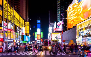 NEW YORK, ABD - EPTEMBER, 2019: gece Times Meydanı görüntüsü. Bir sürü aydınlanma, gökdelenler hakkında reklam, bir sürü insan.