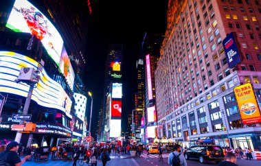 NEW YORK, ABD - EPTEMBER, 2019: gece Times Meydanı görüntüsü. Bir sürü aydınlanma, gökdelenler hakkında reklam, bir sürü insan.