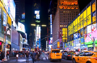 NEW YORK, ABD - EPTEMBER, 2019: gece Times Meydanı görüntüsü. Bir sürü aydınlanma, gökdelenler hakkında reklam, bir sürü insan.
