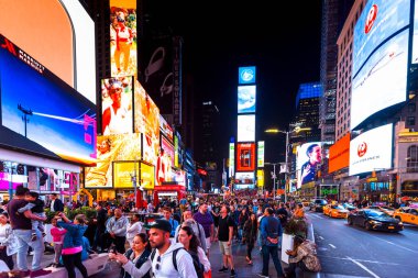 NEW YORK, ABD - EPTEMBER, 2019: gece Times Meydanı görüntüsü. Bir sürü aydınlanma, gökdelenler hakkında reklam, bir sürü insan.