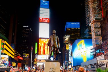 NEW YORK, ABD - EPTEMBER, 2019: gece Times Meydanı görüntüsü. Anıt, bir sürü aydınlanma, gökdelenlerin ön cephelerinde reklam, bir sürü insan.