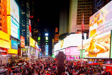 NEW YORK, ABD - EPTEMBER, 2019: gece Times Meydanı görüntüsü. Anıt, bir sürü aydınlanma, gökdelenlerin ön cephelerinde reklam, bir sürü insan.