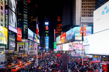 NEW YORK, ABD - EPTEMBER, 2019: gece Times Meydanı görüntüsü. Anıt, bir sürü aydınlanma, gökdelenlerin ön cephelerinde reklam, bir sürü insan.