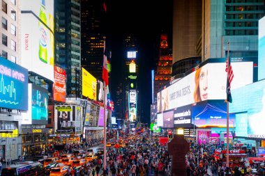 NEW YORK, ABD - EPTEMBER, 2019: gece Times Meydanı görüntüsü. Anıt, bir sürü aydınlanma, gökdelenlerin ön cephelerinde reklam, bir sürü insan.