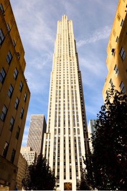 New York, ABD - Eylül, 2019: Şehir merkezi manzarası. Rockefeller Center ve önündeki Kanal Bahçeleri