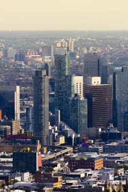 NEW YORK, ABD - Eylül 2019: Şehir merkezinin manzarası. Uzakta birçok gökdelen, nehir ve yerleşim bölgeleri var.