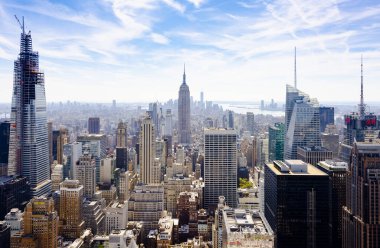 NEW YORK, ABD - Eylül 2019: Şehir merkezinin manzarası. Çoklu gökdelenler, Empire State Binası