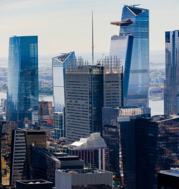NEW YORK, ABD - EPTEMBER, 2019: şehir merkezi manzaralı. Birden fazla gökdelen, çatı ve cephe