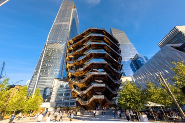 NEW YORK, ABD - EPTEMBER, 2019: şehir merkezinde gemi görüntüsü. Çevresinde gökdelenler ve ziyaretçiler olan yapılar ve ziyaretçiler.