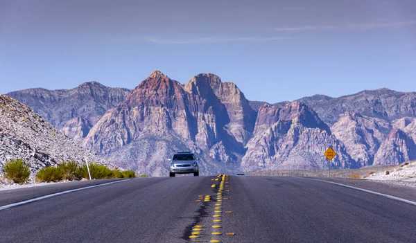 Движущаяся Машина Дороге Каньоне Ред Рок Скалы Заднем Плане Неваде — стоковое фото