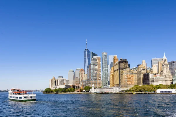 曼哈顿的城市景观从纽约的渡船 市中心的摩天大楼 — 图库照片