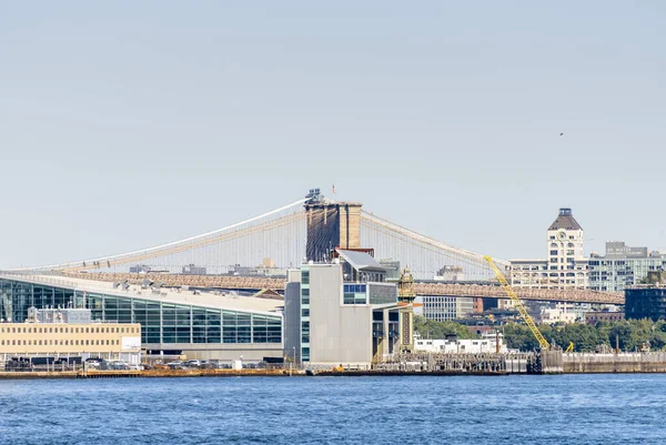 曼哈顿的城市景观从纽约的渡船 布鲁克林大桥 — 图库照片