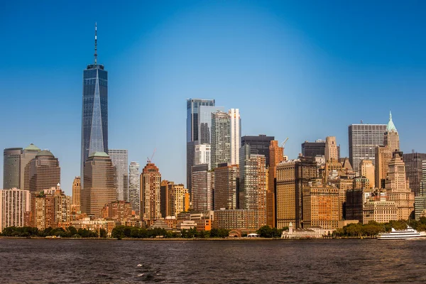 New York, ABD 'deki bir feribottan Manhattan şehri manzarası. Şehir merkezinde çok sayıda gökdelen, su.