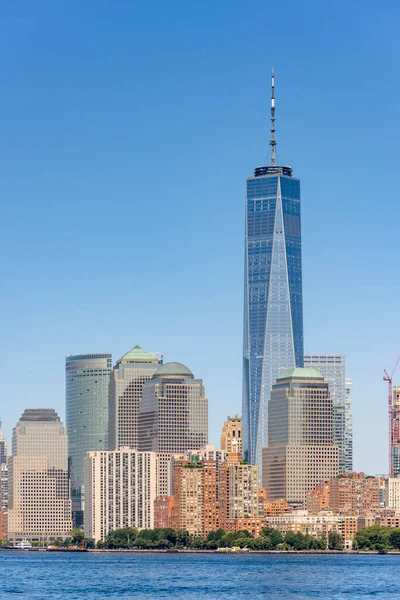 ニューヨーク 米国のフェリーボートからマンハッタンの都市景観 市内の複数の高層ビル — ストック写真