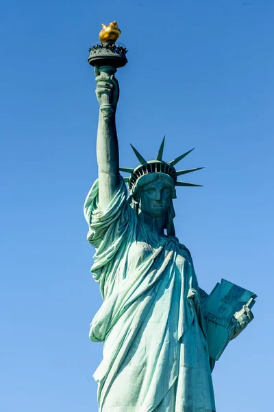 Vista Cercana Estatua Libertad Nueva York Cielo Azul Fondo — Foto de Stock