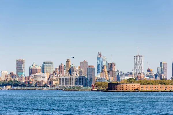 曼哈顿的城市景观从纽约的渡船 市中心的多座摩天大楼 — 图库照片
