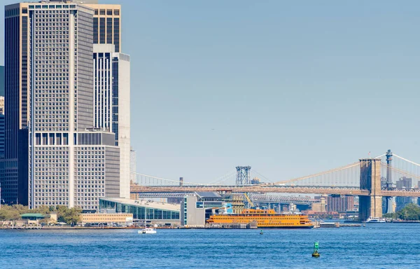 曼哈顿的城市景观从纽约的渡船 市中心的摩天大楼布鲁克林大桥码头 — 图库照片