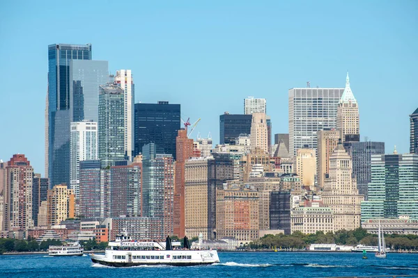 Cityscape New York Från Liberty Island Usa Manhattan Flera Skyskrapor — Stockfoto